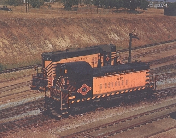 SW-9 1032 and GP-7 1113 - Ft Worth TX c1950s