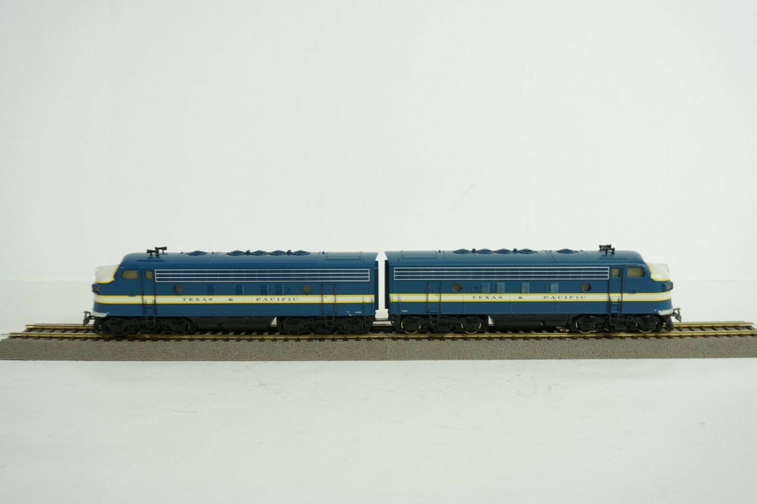 HO GM EMD F7 AA Diesel Engine Set by Marklin